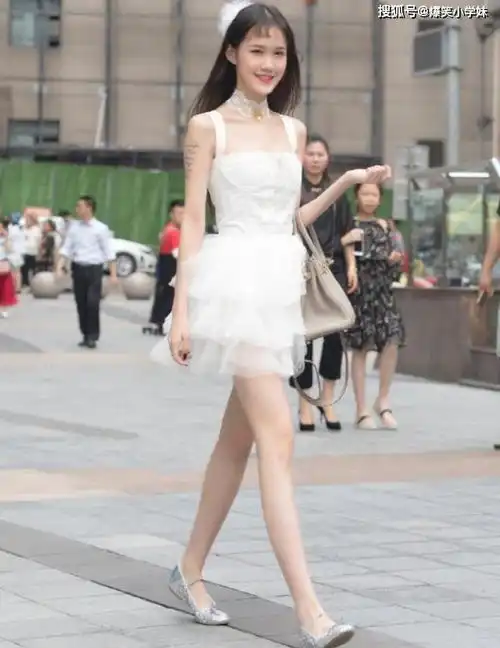 搞笑gif街边秀恩爱,小心被人抢去过情人节
