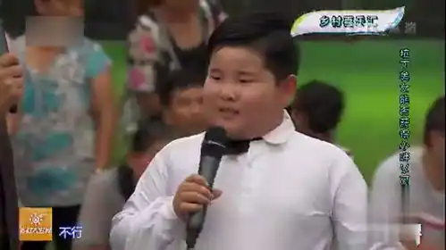拉丁美女上演热情舞姿,看到小胖子的表情我不厚道的笑了
