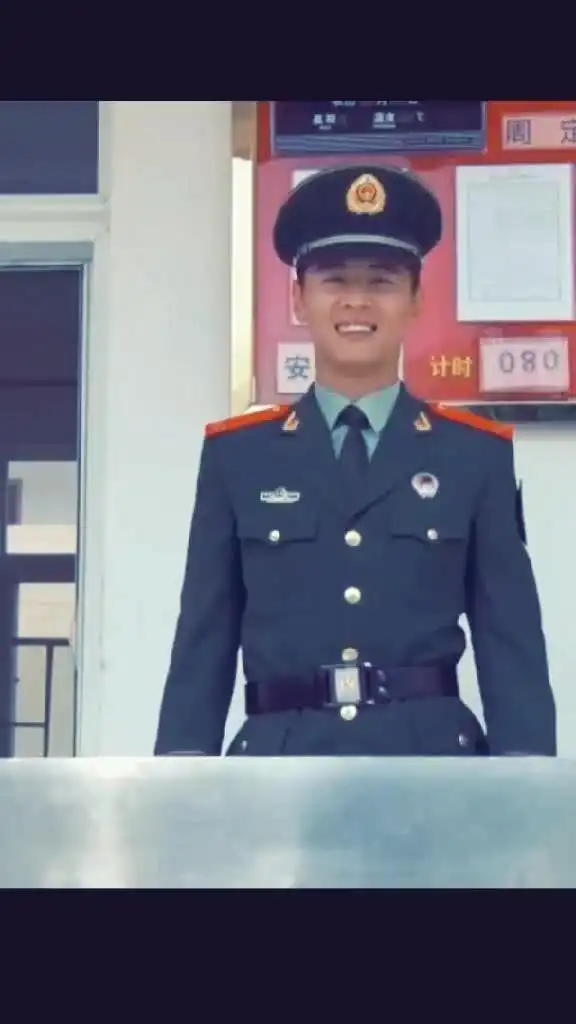 虽然表情略尬,但看得出,这群特别能打仗的兵哥哥已经尽力了
