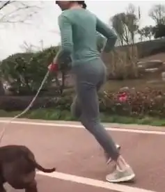 抖音晨跑小姐姐走红,看到身边的保镖后,网友你别跑了