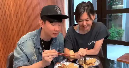 林俊杰和孙燕姿一起包饺子,结果包了个寂寞,网友还是去唱歌吧
