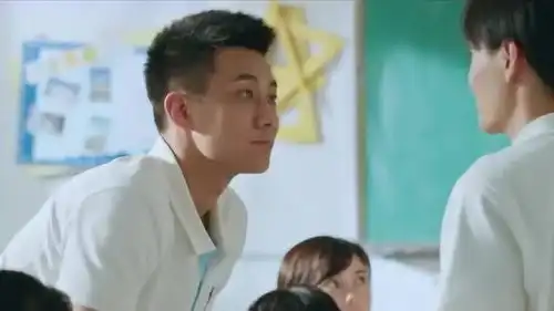 江辰看到吴柏松和陈小希一起上学,表情瞬间就不淡定了

