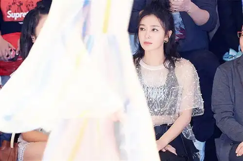 秦岚真不像是中年女人,穿的比小姑娘还嫩,感觉更像是女团c位
