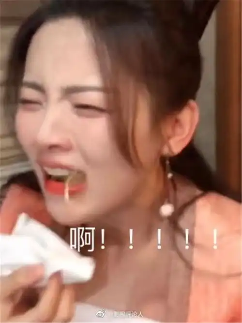 杨超越吃火鸡面被辣哭,满头大汗鼻涕直流,脸麻崩溃表情一度失控

