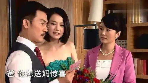 总裁收到一束神秘玫瑰,都说是给夫人的惊喜,总裁夫妇表情却不对
