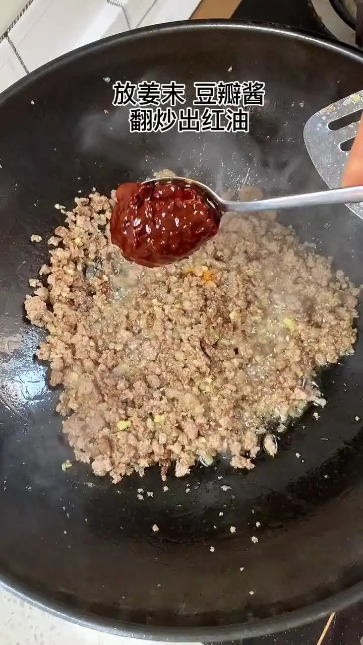 今天中午小哥有事不回来吃饭我可以不用做饭炒菜了简单给自己做了香菇肉酱面满满一大碗,吃得太过瘾了
