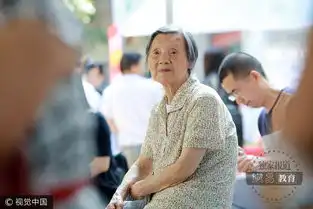 8旬老婆婆考场外苦等一天只为给孙女送祝福
