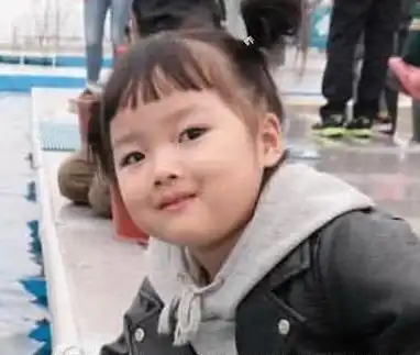 有一种整容叫权律二长大了,当年是行走的表情包,现在美若天仙
