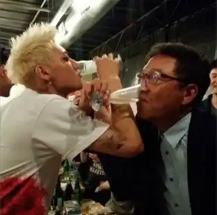 exo成员tao公开与sm会长李秀满交杯酒照片举止亲密称我爱你
