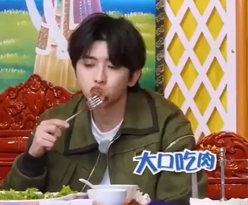 奔跑吧黄河开播,蔡徐坤学藏语憋成表情包,套路导演变干饭人
