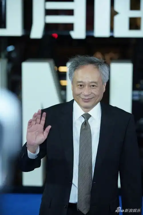 威尔史密斯俏皮比耶搞怪十足李安黑色西装和蔼儒雅
