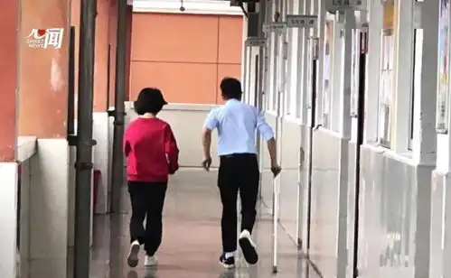高小微教室外这个一蹦一跳,好笑又心疼

