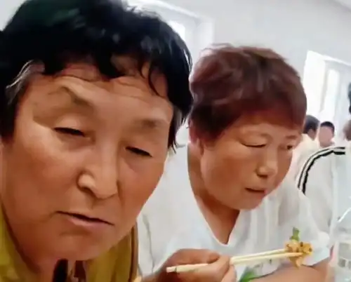 男生考上专科小清华,升学宴摆满硬菜,亲戚的表情却说明问题

