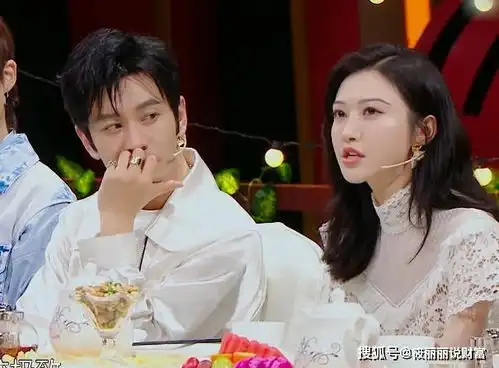 景甜自曝因失恋抑郁,谁注意黄晓明的表情,baby嫁对人了

