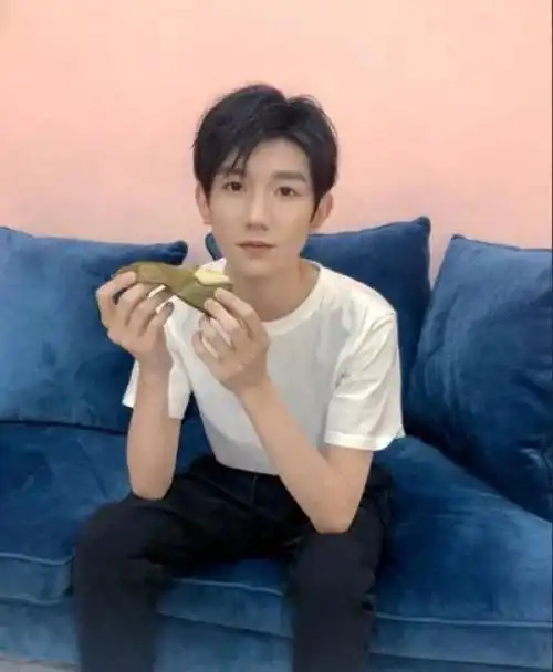 工作人员分别为tfboys送蛋糕,王俊凯的家成亮点,王源曾在这里拍照
