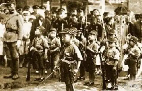 表情为何说原子弹下无冤魂看看二战时日本儿童在干什么,你就明白了表情
