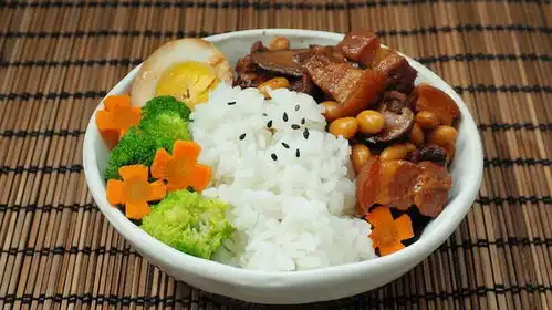 中午来一大碗香香的卤肉饭撑死了晚上可以不用吃饭了炖卤肉的时候加了梅子,香...
