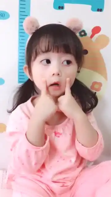 这个小萌娃最近火了,小表情真是太可爱了,网友可惜不是我闺女
