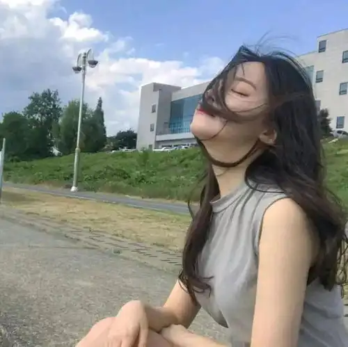今日份头像我人生最大的遗憾就是没有办法亲亲自己
