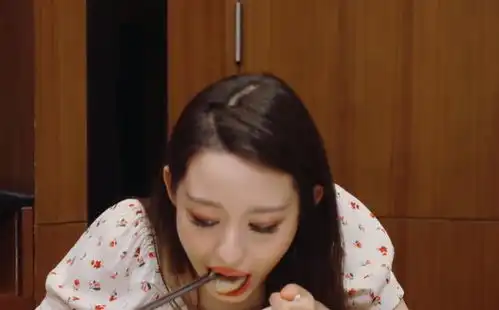 吉娜一口吃掉一个灌汤包,谁注意郎朗下意识的反应表情太真实了
