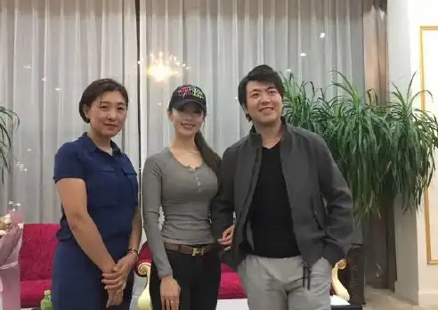 郎朗携新婚妻子回家乡,二人恩爱非常,爱丽丝细腰抢镜身材超好
