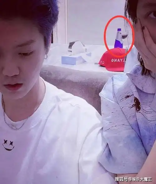 鹿晗用粉丝做的表情包撒狗粮有点扎心,关晓彤换头像穿红裙比耶太会气人
