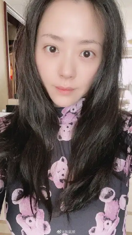 组图张靓颖晒怼脸素颜自拍做搞怪表情皮肤白皙轻透惹人羡
