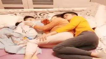 趁着小儿子睡着,夫妻刚想浪漫下,老大无情闯入,防不胜防啊孩子