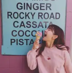 张子萱穿粉色卫衣吃冰淇淋卖萌甜美少女心爆棚
