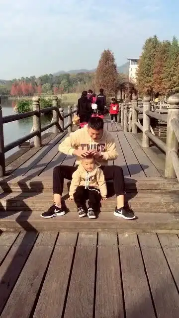 搞笑舅舅欺负外甥,外甥生无可恋的表情也是没谁了
