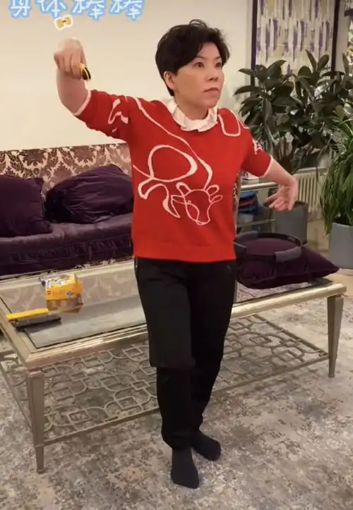 48岁邓亚萍真放得开,光脚穿毛衣在家跳舞不协调,表情严肃太可爱
