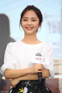 baby搞笑表情不断与井柏然借位亲昵欲吻

