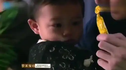 甜馨有多懂事贾乃亮给甜馨棒棒糖吃,甜馨却让给爸爸吃
