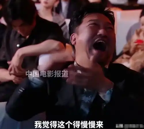 王宝强获奖黄渤表情耐人寻味,台下谁是真兄弟一目了然
