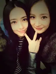 杨幂与众女星合影表情单一爱摆剪刀手
