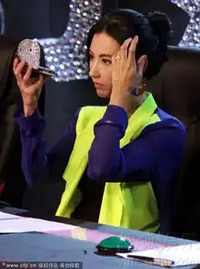张柏芝做评委表情夸张忙补妆亲吻女孩显母爱
