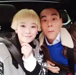 彭于晏33岁生日卖萌许愿搂美女亲密搞怪图
