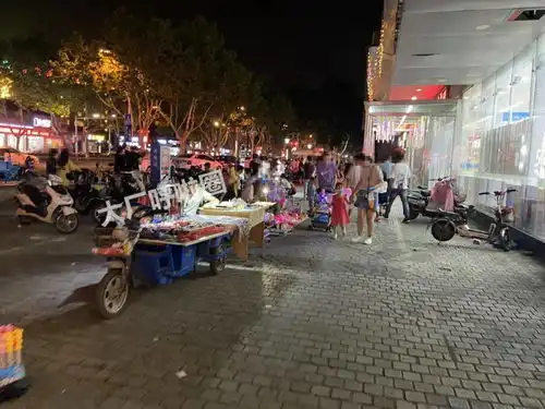 原来大厂人都是这样摆摊的小编实地探访夜晚的十村步行街美利广场...附海量照片