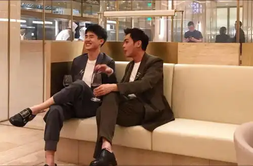 张若昀刘昊然在北京机场相遇,一个大秀豪车,一个贴心帮忙关车门
