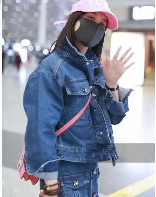 黄圣依够狠36岁还不放过少女心,穿牛仔套装居然配顶粉色帽
