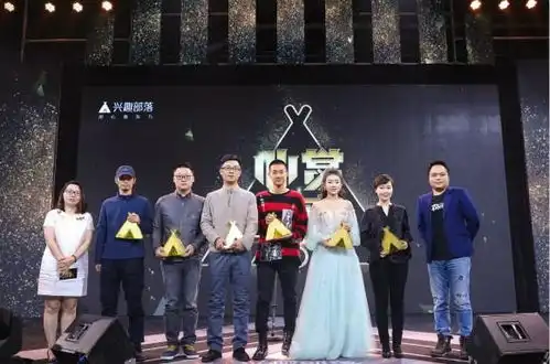 高至霆亮相颁奖典礼自曝爱和沈月孙宁发表情包互黑

