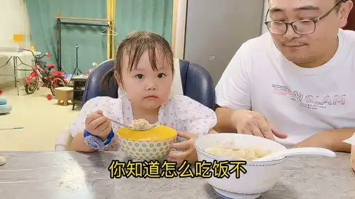 爸爸第一次给宝宝包馄饨,宝宝边吃边夸,妈妈直呼太夸张了
