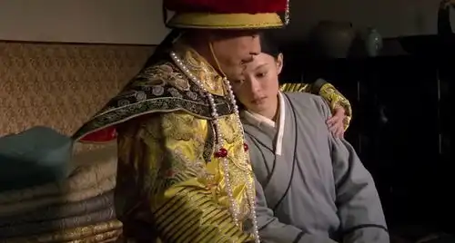 甄嬛甘露寺复宠小露心机,你看她那天穿的啥谁受得了
