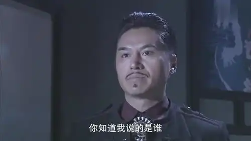 小伙无能狂怒,竟来找美女撒气,怎料美女直接掏枪怒怼
