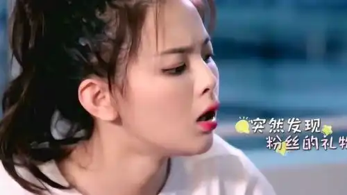 杨超越试玩粉丝送的滑板,1秒变成表情包,小姐姐的偶像包袱去哪了
