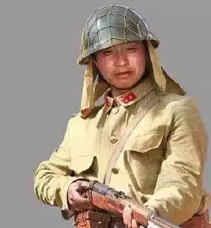 二战时,日本鬼子头盔上那层网是干什么用用处很大,绝不能小看
