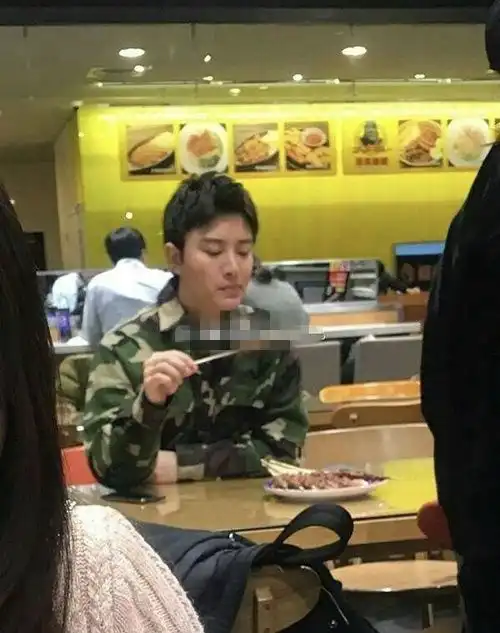 李小璐事件网友苏州偶遇贾乃亮独自吃烧烤穿一身绿全程无路人打扰他
