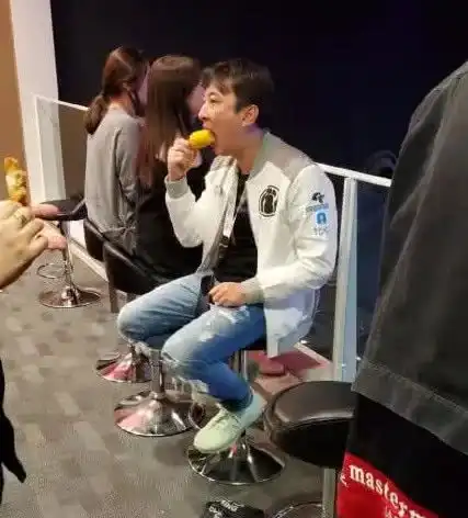 继吃热狗后,王思聪吃玉米又火了,网友大波表情包正在来的路上
