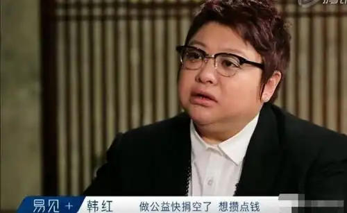 韩红驰援路上曾遇车祸,大难不死的她简单处理后,继续前行
