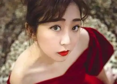 她是吴京最疼爱的妹妹,因女扮男装走红,后来31岁美成这样还单身
